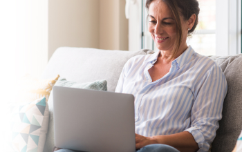 Women-browsing-AmgenNow